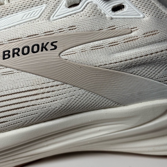 Pre-Owned Brooks Revel 8 Women's size 7 wide. White /Grey ( lightly used) - Picture 5 of 13